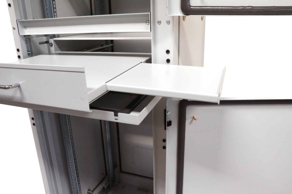 Szafa 19 przemyslowa na komputer z polka na klawiature 42U IP54 polka na mysz min