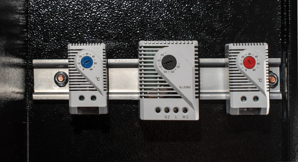 Obudowa przemysłowa na Monitor PC osłona TVSAFE do 55 60 75 cali IP55 Czarna Szyba hartowana termostaty zamontowne na szynie