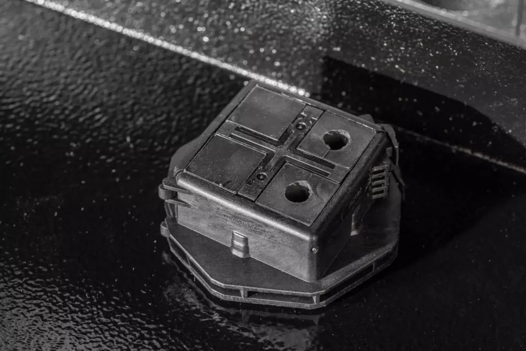 Obudowa przemysłowa na monitor przemyslowy osłona TVSAFE do 55 60 75 cali IP55 Czarna Szyba hartowana widoczny przepust kablowy