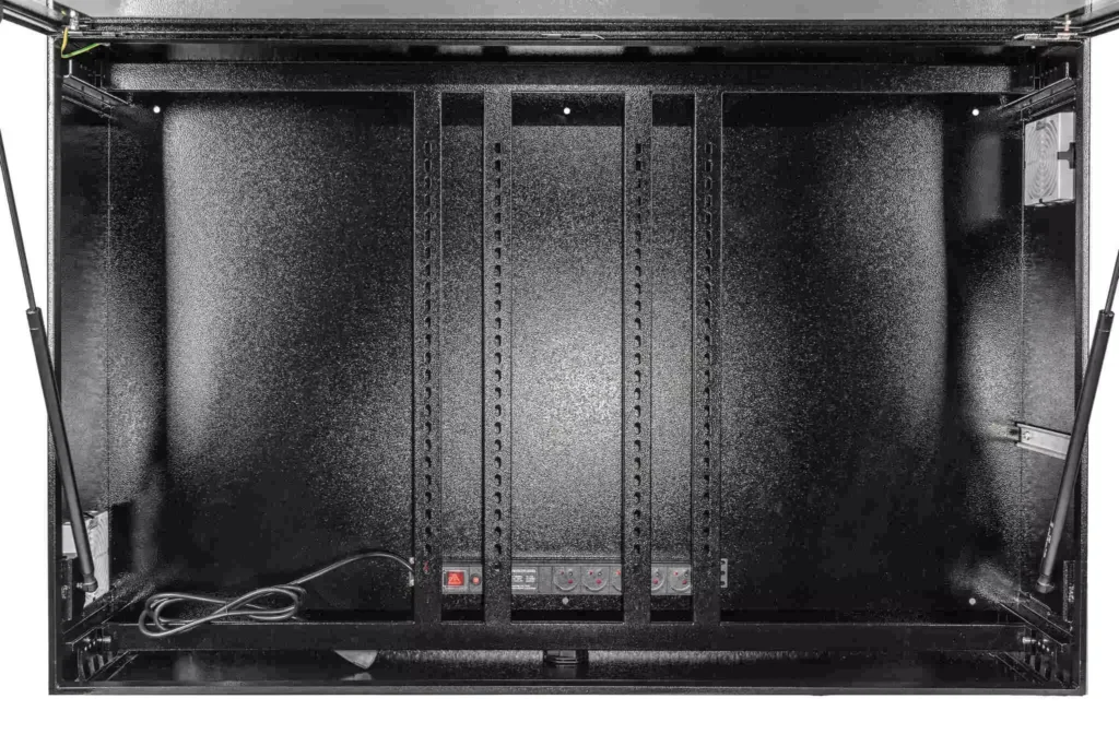 Obudowa przemysłowa na monitor przemyslowy osłona TVSAFE do 55 60 75 cali IP55 Czarna Szyba hartowana wnętrze szafy z widoczną listwą zasilającą i kratkami wentylacyjnymi