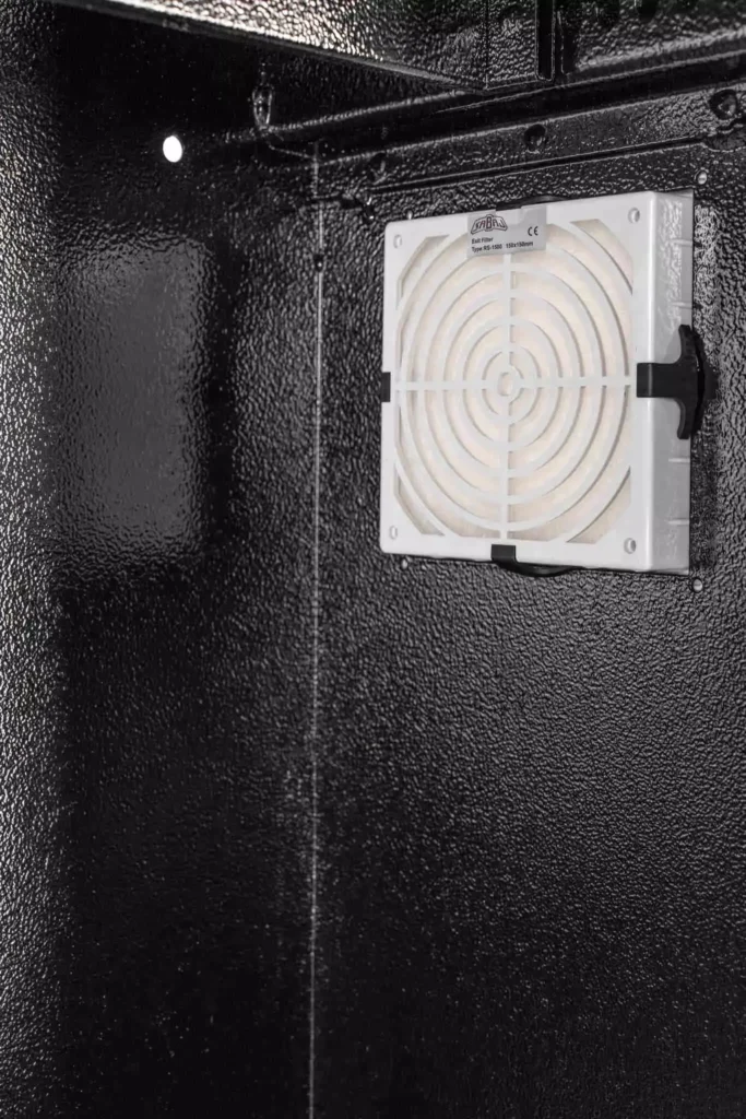 Obudowa zewnętrzna monitora TVSAFE do 55 60 75 cali IP55 Czarna Szyba hartowana zamontowana kratka wentylacyjna RS 1500 wewnątrz szafy