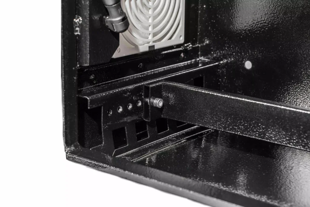 Obudowa zewnętrzna monitora osłona TVSAFE do 55 60 75 cali IP55 Czarna Szyba hartowana spód obudowy z widoczną kratką wentylacyjną