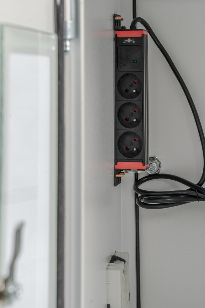 PCBOX IP54 listwa montaż (2)